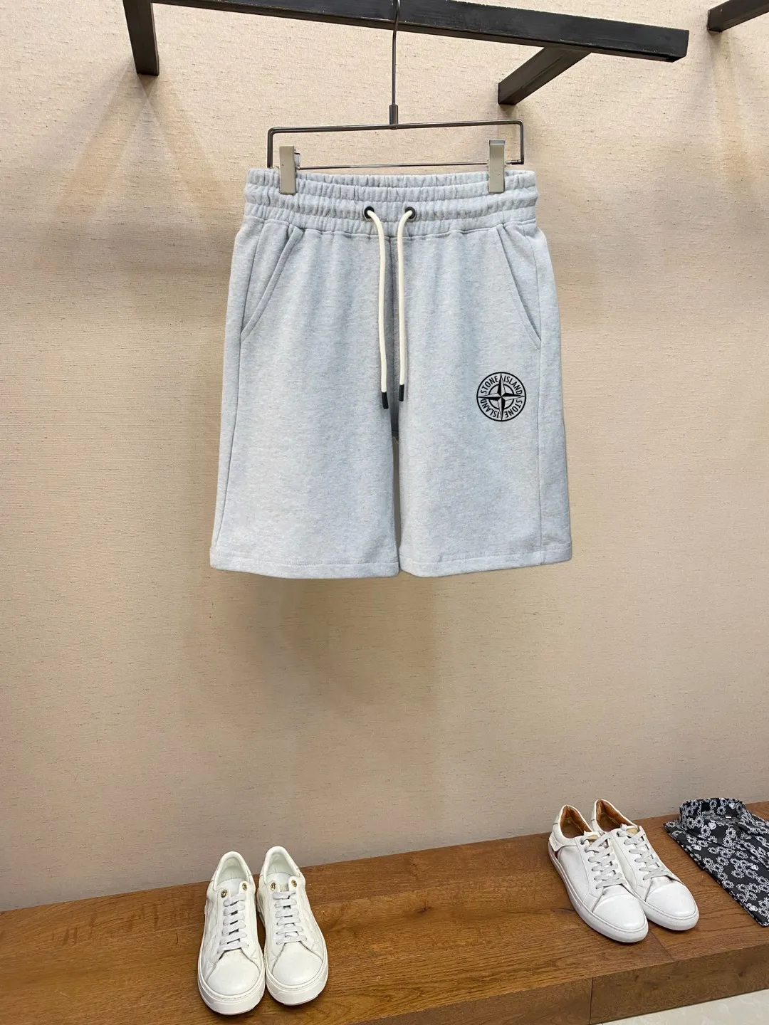P230 🌟🌟 Stone Island Casual Shorts # Pure cotton fish scale bottom fabric The fabric is made of 10S single yarn + 16S double yarn; the top layer uses 10S single yarn to ensure the surface texture, and the bottom layer uses 16S double yarn to increase strength. The surface single yarn is thicker, providing better strength and wear resistance, and is suitable as a support structure for the surface layer. Two-ply threads are stronger, resist pilling, and are often used in base layers to enhance fabric durability. # Mid-waist vertical sports pants style. Loose trousers are not limited to body and leg shapes, and are tolerant and have a strong vertical effect; they are attached to mid-waist straight shorts. Connect the middle pleats and side pockets of the trousers to increase the slack in the trouser legs and facilitate storage of items. The back waist dart directly connects to the single pocket teeth. The corners of the trousers are hand-finished and the elasticity is adjusted by a drawstring. Size: S-XL